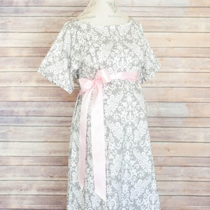 Maternity Hospital Delivery Gown - Snaps for Breastfeeding, Skin to Skin, and Epidural - Unique Baby Shower Gift - Gray Paisley