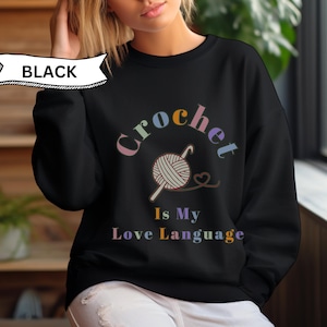 Sudadera &quot;El crochet es mi lenguaje del amor&quot; / Sudadera con cuello redondo con estética de crochet colorida para amantes del hilado / Regalo perfecto para aficionados a las manualidades con crochet