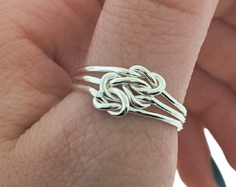 Mother daughter ring linked in sterling silver best mom jewelry - Trendy silver rings unique Mothers Day gift - Celtic triple love knot ring
