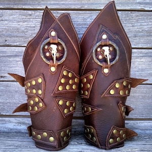 Primitive Oiled Brown Leather Peaked Bracers with Antique Brass Raven Skull & Distressed Etched Ring