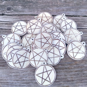 5 st runda benhängen i form av fem pentanglar, pentaklar eller pentagram, 3,75 cm