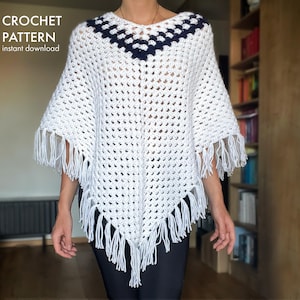 Puede incluir: Un poncho blanco de ganchillo con cuello azul marino y ribete de flecos. El poncho est&aacute; hecho a mano y presenta un patr&oacute;n geom&eacute;trico. El texto a la izquierda dice "CROCHET PATTERN instant download".