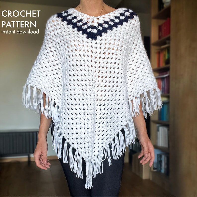 Puede incluir: Un poncho blanco de ganchillo con cuello azul marino y ribete de flecos. El poncho est&aacute; hecho a mano y presenta un patr&oacute;n geom&eacute;trico. El texto a la izquierda dice "CROCHET PATTERN instant download".