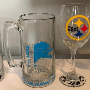These can be customized with a name or etc at the bottom. If no customization, then it'll come blank on the bottom of the glasses.