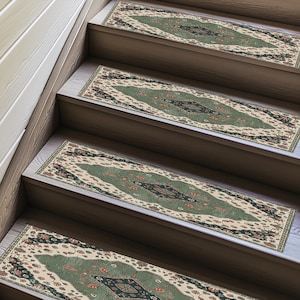 Op de afbeelding: Traptreden met een oosters tapijtontwerp. De treden hebben een centraal groen en crèmekleurig patroon met donkerblauwe en rode accenten. De treden zijn geplaatst op houten trappen.