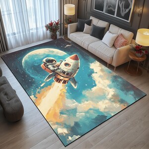以下が含まれることがあります： 青い宇宙服を着た宇宙飛行士が、黄色の炎の跡を残すロケットに乗って宇宙を飛んでいます。宇宙飛行士は青いヘルメットをかぶっています。ロケットは白い雲と星に囲まれています。