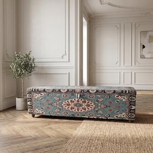 Panca/pouf blu floreale da posizionare ai piedi del letto / Cassapanca contenitore artigianale per soggiorno / 1173