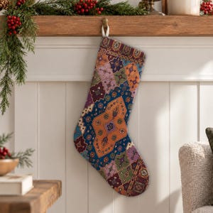Calcetín navideño bohemio de arlequín con patchwork color ciruela / Decoración navideña de terciopelo de doble cara
