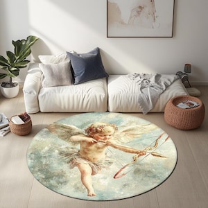 Op de afbeelding: Een rond tapijt met een vintage schilderij van een cherubijn die een boog en pijl vasthoudt. De cherubijn wordt omringd door wolken en heeft een zacht, pastelkleurig palet.