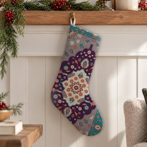 Meia de Natal Boho com Medalhão em Camadas em Tons de Ameixa e Azul-petróleo | Decoração de Natal em Veludo Dupla Face