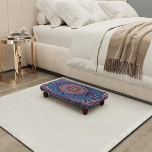 Taburete con medallón azul y morado, taburete para camas altas, elegante reposapiés, rugspeare 1113