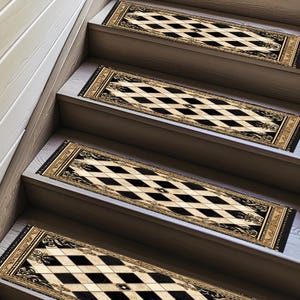 Op de afbeelding: Een set van vier zwarte en witte getrapte treden met gouden accenten. De treden zijn gemaakt van een duurzaam materiaal en zijn ontworpen om uw trappen te beschermen tegen slijtage.