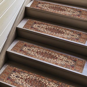 以下が含まれることがあります： 4段の階段で、各段に長方形のラグランナーが敷かれています。ランナーはベージュ、茶色、赤の色合いで伝統的で装飾的なデザインが施されており、暖かく魅力的な外観を作り出しています。階段は木製です。