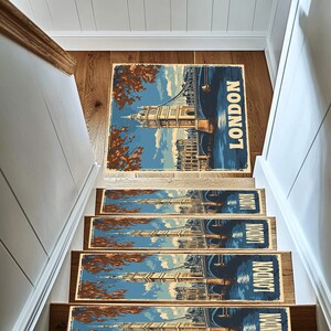 Op de afbeelding: Een set van vijf traptreden met een vintage-stijl illustratie van Big Ben en de Tower Bridge. De treden zijn bedrukt met het woord "LONDON" in een retro-lettertype.