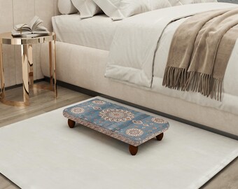 Elegante sgabello basso in legno blu beige, poggiapiedi stampato, rugspeare 1234