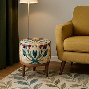 Banco otomano redondo: elegante estructura de madera con asiento de alfombra estampada