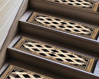Op de afbeelding: Een set van vier rechthoekige traptreden met een zwart en beige ruitpatroon. Elke trede is omrand door een goudkleurig kader met gedetailleerde krulornamenten aan de uiteinden, wat zorgt voor een consistent ontwerp op de trap.