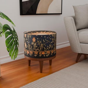 Banco con estampado de sol, Reposapiés Moody, Puf a medida, Reposapiés con acento, Mesa redonda de madera, Puf con acolchado suave, Asientos acogedores, Banco Glamory