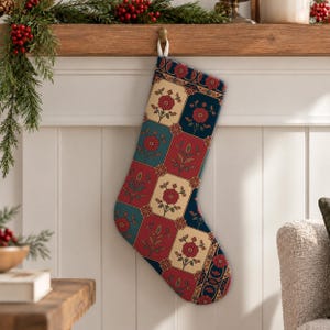 Calcetín navideño familiar de retazos de azulejos color crema rojo / Decoración navideña de terciopelo hecha a mano