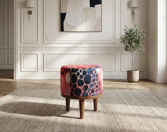 Bludrosa bänk, Bekväm sits, Elegant salongsinredning, Runt fotstöd, Puff med fönster fram, Utility-möbler, Ottomanskt mittbord, Boho bänk