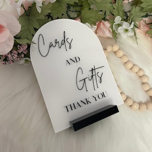 Arch Cards and Gifts signe | Cartes et cadeaux | enseigne cadeaux et cartes | enseigne acrylique pour cartes et cadeaux | cartes signe mariage | décoration de mariage