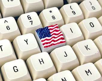 Waving Glory Keycap – Handcrafted American Flag Artisan for MX Keyboards