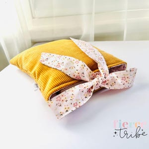 Petite pochette pour livre en velours côtelé avec nœud | Moutarde et fleurs | Fait main australien