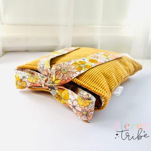 Petite pochette pour livre en velours côtelé avec nœud | Moutarde et fleurs rétro | Fait main australien
