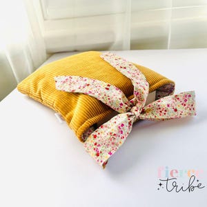 Petite pochette pour livre en velours côtelé avec nœud | Moutarde et fleurs | Fait main australien