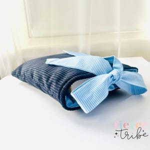 Petite pochette pour livre en velours côtelé avec nœud | Bleu marine et rayures | Fait main australien