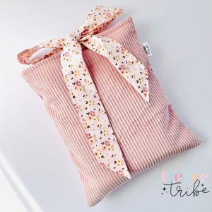 Petite pochette pour livre en velours côtelé avec nœud | Rose pâle et fleuri | Fait main australien