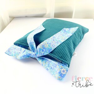 Petite pochette pour livre en velours côtelé avec nœud | Vert émeraude et fleurs bleues | Fait main australien
