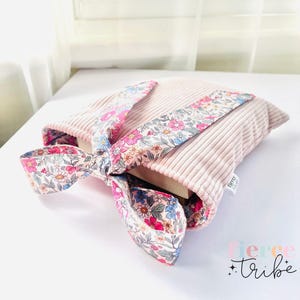 Petite pochette pour livre en velours côtelé avec nœud | Rose pâle et fleuri | Fait main australien
