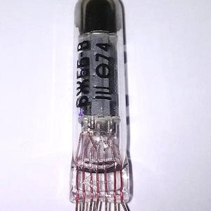 Peut inclure: Tube à vide en verre transparent avec un dessus noir et des fils argentés. Le tube porte l'inscription "РЖ5ББ" et "II L674". Les composants internes sont visibles à travers le verre.