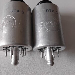 Può includere: Due tubi a vuoto cilindrici color argento con cime nere. Ogni tubo presenta il testo OTK 5 e 12Zh1L stampato sul lato. La base di ogni unità ha diversi pin metallici disposti in cerchio attorno a un perno di guida centrale.