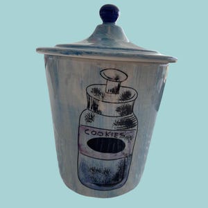 ヴィンテージブルー J.W. Co. イタリアンセラミッククッキージャー（フルーツモチーフ） – ミッドセンチュリーキッチンデコレーション