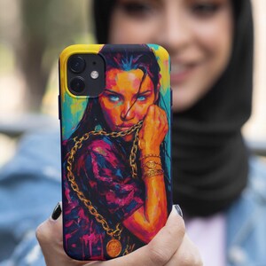 ファム・ファタールのスリムなスマホケース、シックな女性エンパワーメントiPhoneカバー、モダンな女性の肖像画、パワフルなフェミニストギフト、トレンディな携帯アクセサリー