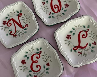 Pfaltzgraff Winterberry Christmas Salad Plates – Set of 4 “NOEL” Letter Plates – Festive Luxury Holiday Tableware