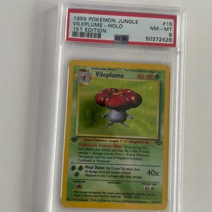 Puede incluir: Una taza de cer&aacute;mica blanca con un asa negra y el texto "But First, Coffee" en negro y negrita. La taza est&aacute; sobre una superficie blanca.