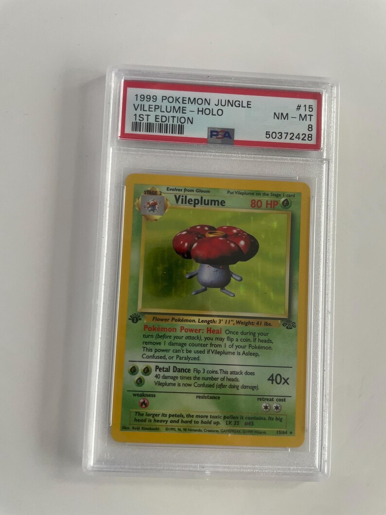 Puede incluir: Una taza de cer&aacute;mica blanca con un asa negra y el texto "But First, Coffee" en negro y negrita. La taza est&aacute; sobre una superficie blanca.