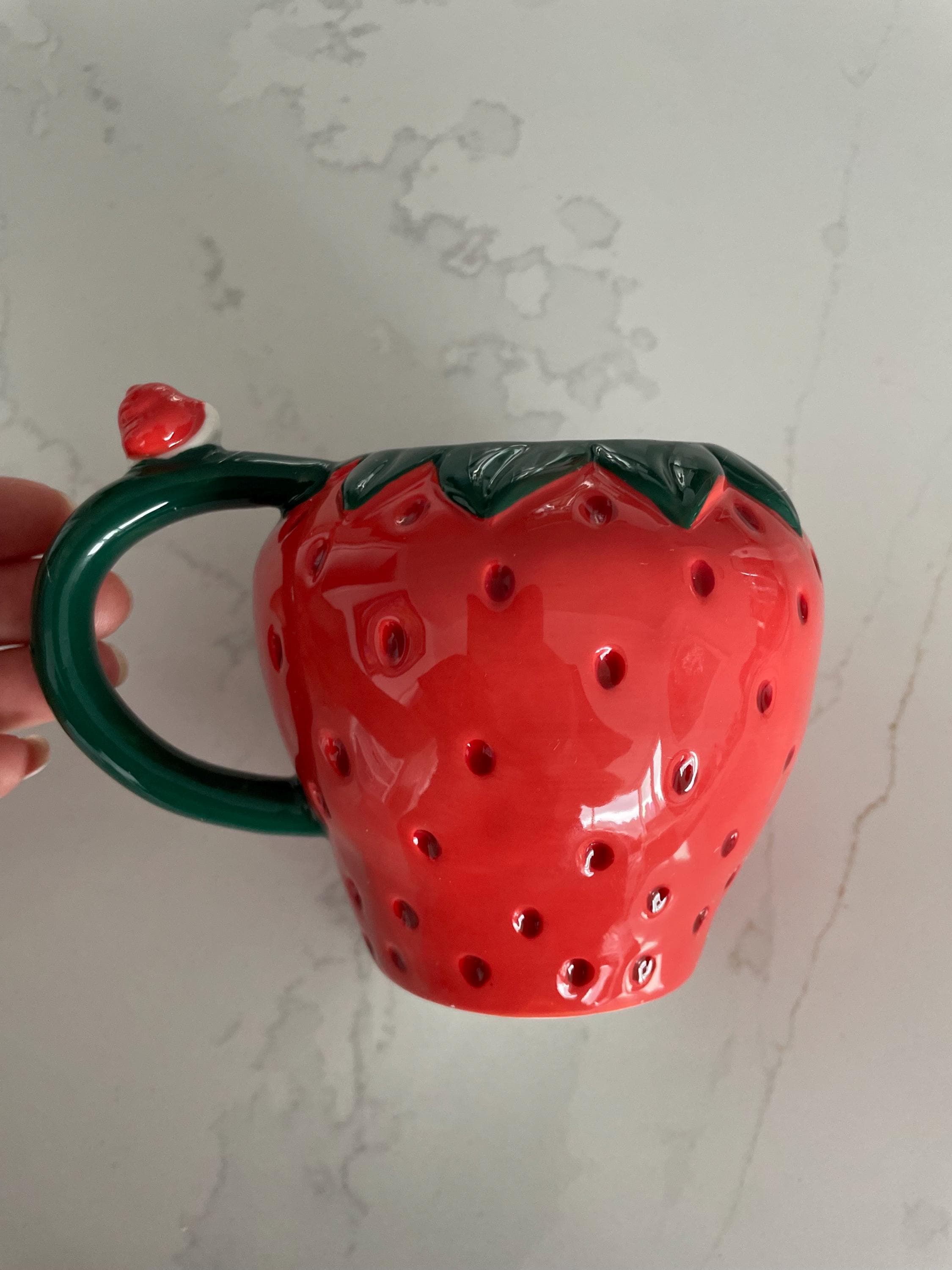イチゴをテーマにした陶器のマグカップ、ベリー好きのフルーツを