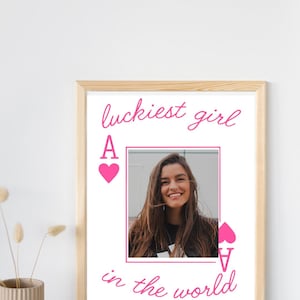 Arte mural imprimible personalizado de la chica más afortunada del mundo: añade tu propia foto. Decoración personalizada con la carta del As de Corazones. Descarga digital instantánea.