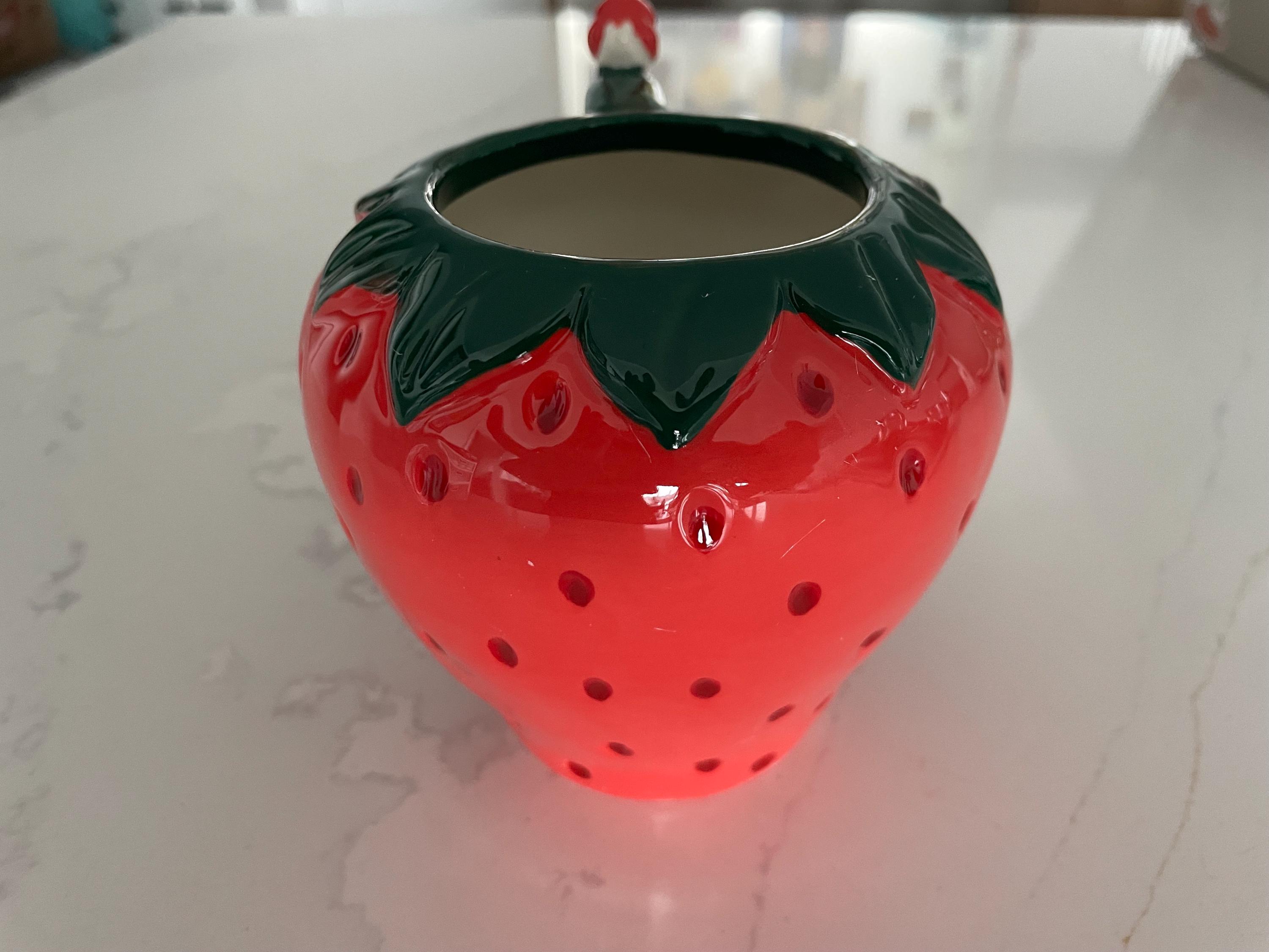 イチゴをテーマにした陶器のマグカップ、ベリー好きのフルーツを