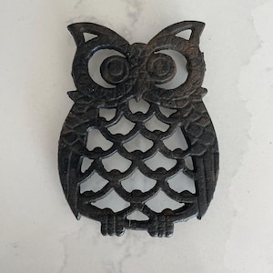 Op de afbeelding: Een rustiek houten bord met de tekst "Welcome to our home" in witte letters. Het bord heeft een verweerde afwerking en een eenvoudig, uitnodigend ontwerp, perfect voor voordeurdecoratie.