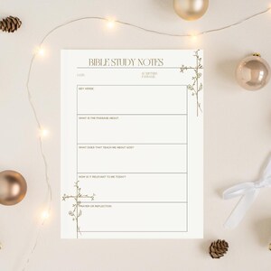 Puede incluir: Una hoja de notas de estudio bíblico de color crema con el texto "BIBLE STUDY NOTES" en la parte superior. La hoja tiene secciones para la fecha, el pasaje de la Escritura, el versículo clave y la reflexión. Diseños de cruces florales doradas adornan los bordes.
