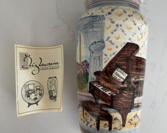 Vase en faïence peint à la main Liz Lawrence | Piano et scène d'intérieur classique | Poterie d'art signée | Vase décoratif de collection