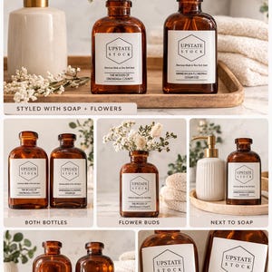 Puede incluir: Botellas de vidrio ámbar con etiquetas blancas, algunas llenas de flores y juncos. Una botella se combina con un dispensador de jabón de cerámica con bomba dorada. Las etiquetas dicen "UPSTATE STOCK" y "THE WOODS OF ONONDAGA COUNTY".