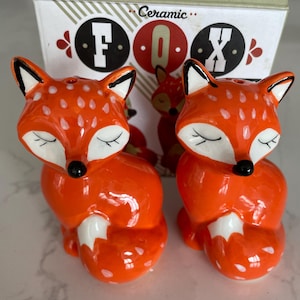 Streamline Fox Salt and Pepper Shakers – Ceramic Woodland Fox Set, Cute Kitchen Decor, Animal Lover Gift, Fall Table Decor, Vintage Style