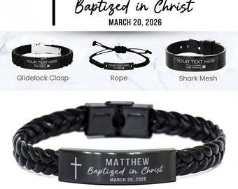 Könnte beinhalten: Schwarzes geflochtenes Armband mit einer Metallplatte, auf der "MATTHEW Baptized in Christ MARCH 20, 2026" und ein Kreuz eingraviert sind. Das Bild zeigt auch drei weitere Armbandstile: Glidelock Clasp, Rope und Shark Mesh.