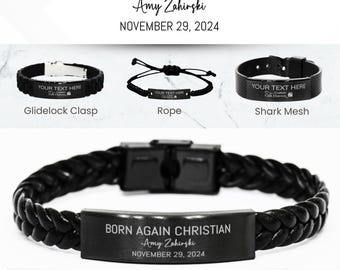 Könnte beinhalten: Schwarzes Lederarmband mit geflochtenem Design und einer Metallplatte, die mit dem Text "BORN AGAIN CHRISTIAN Amy Zahirski NOVEMBER 29, 2024" graviert ist. Das Armband ist als "PERSONALISIERTE "TAUFE"-ARMBAND" gekennzeichnet.